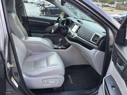 Used 2018 Toyota Highlander Limited FWD image 13