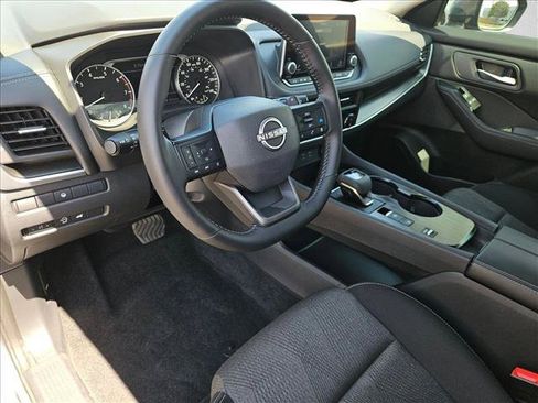 Used 2025 Nissan Rogue SV FWD image 18