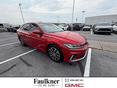 Used 2025 Volkswagen Jetta SE FWD image 1