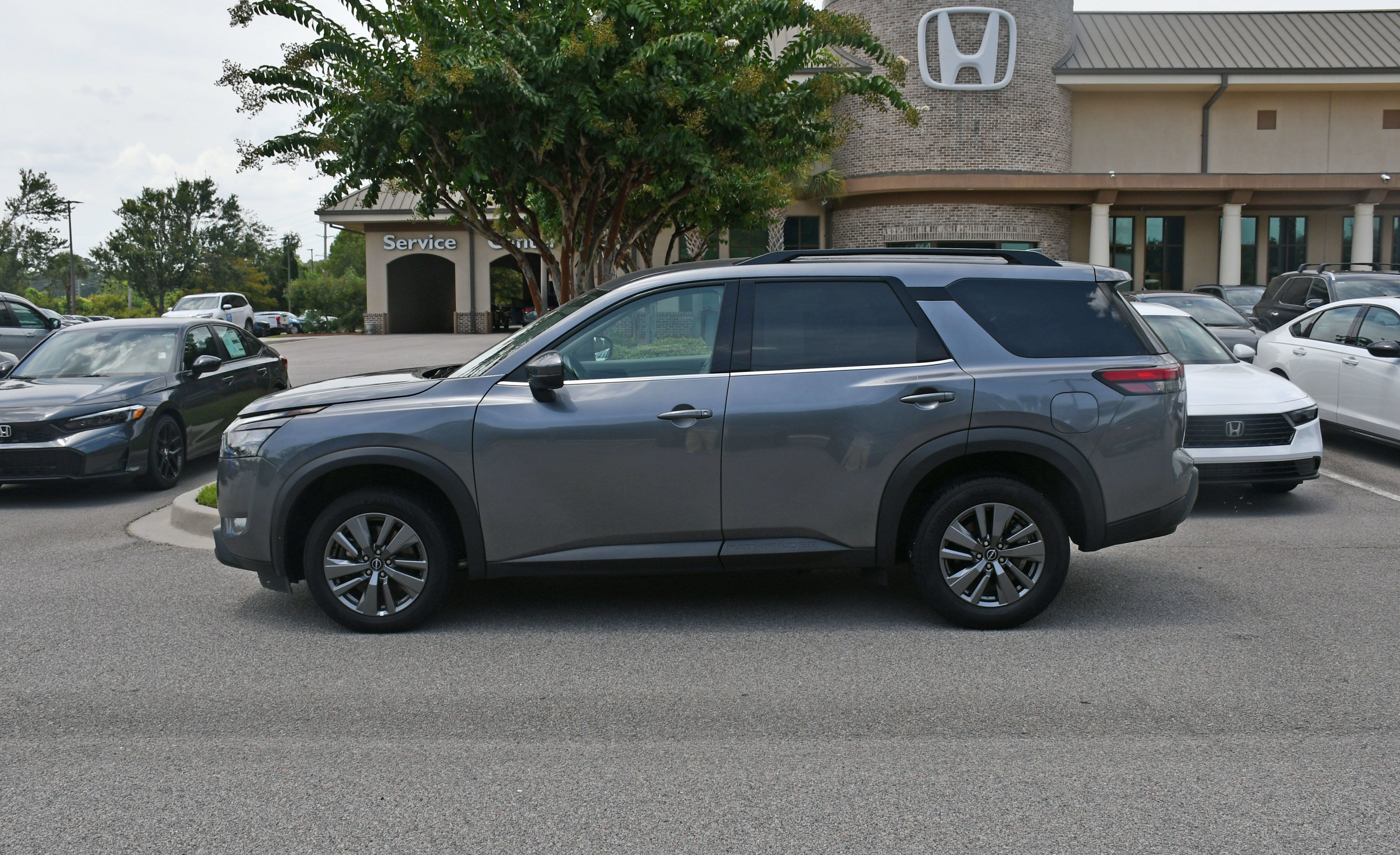 Used 2024 Nissan Pathfinder SV FWD image 2