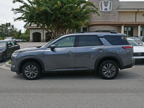 Used 2024 Nissan Pathfinder SV FWD image 2