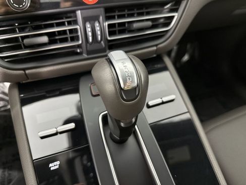Certified 2025 Porsche Macan AWD/4WD image 33