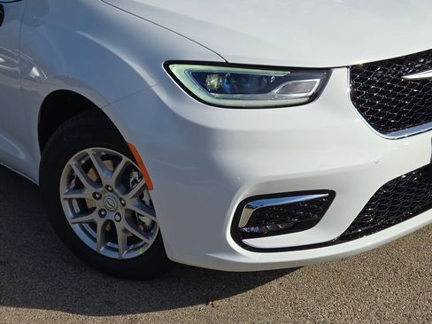 New 2026 Chrysler Pacifica Select image 3