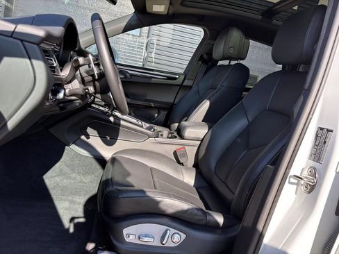 Certified 2025 Porsche Macan image 16