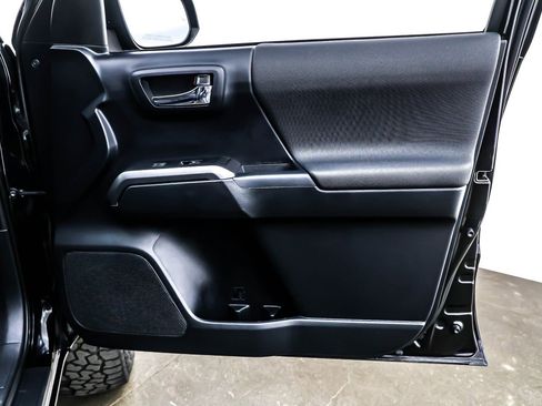 Used 2019 Toyota Tacoma TRD Sport image 22
