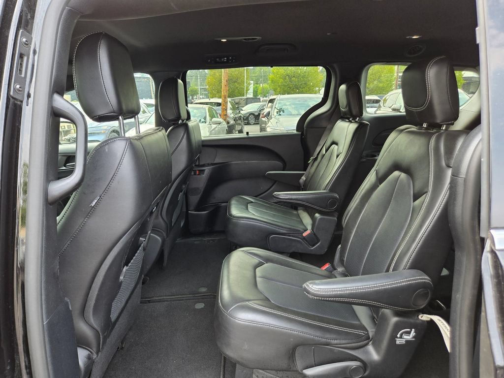 Used 2025 Chrysler Pacifica Select FWD image 16