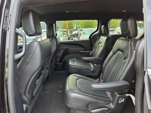 Used 2025 Chrysler Pacifica Select FWD image 16