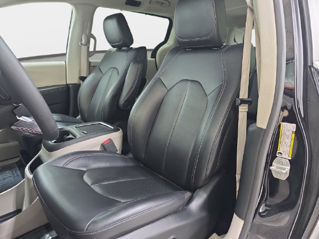 Used 2024 Chrysler Pacifica Touring-L FWD image 14