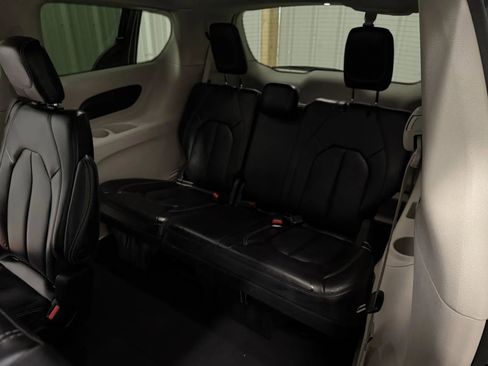 Used 2023 Chrysler Pacifica Touring-L image 36