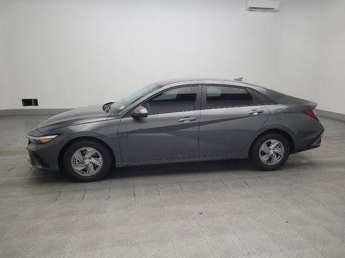 Used 2025 Hyundai Elantra SE FWD image 2