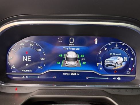 Used 2023 Chevrolet Suburban RST w/ Sport Performance Package image 12