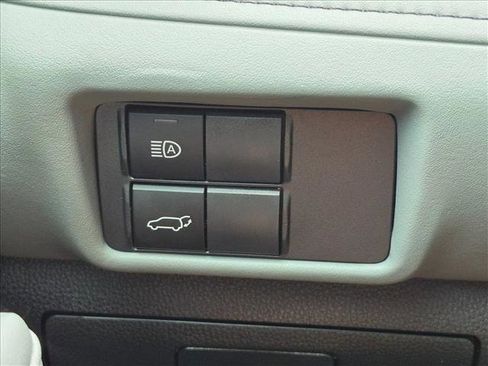 Used 2023 Toyota Highlander LE AWD/4WD image 12