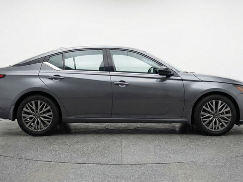 Used 2025 Nissan Altima 2.5 SV image 11