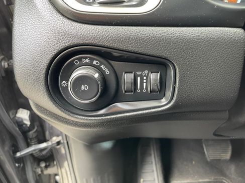 Used 2017 Jeep Renegade Latitude FWD image 18