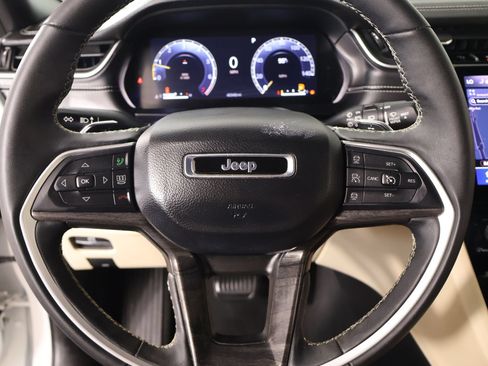 Used 2024 Jeep Grand Cherokee Limited AWD/4WD image 3