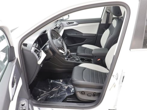 Used 2025 Volkswagen Taos SEL image 6