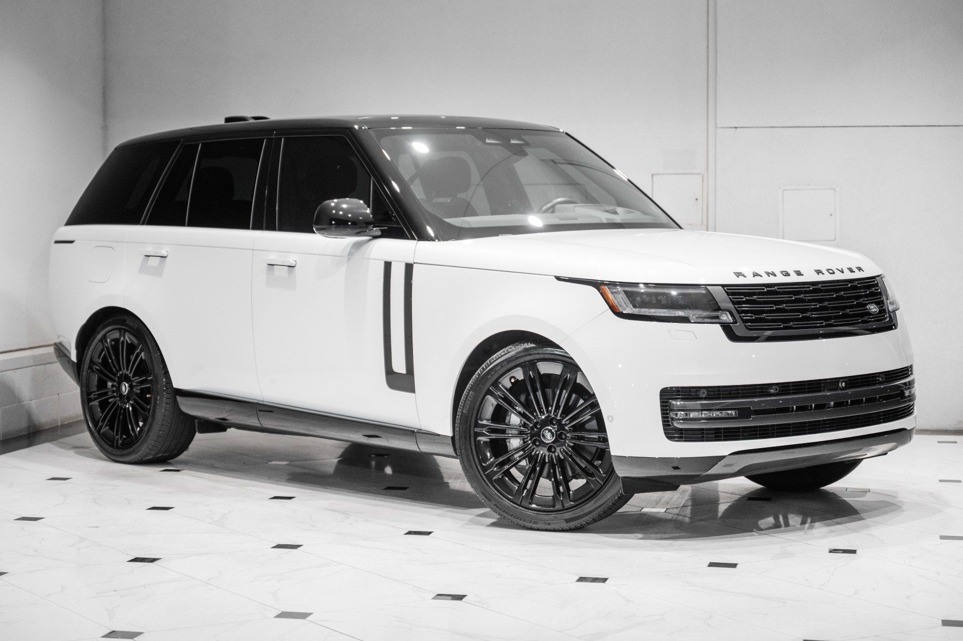 Used 2025 Land Rover Range Rover SE AWD/4WD image 1