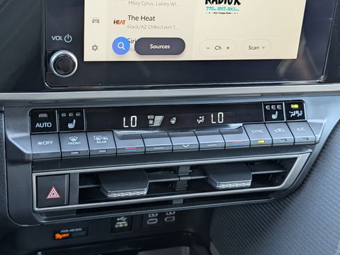 Used 2025 Toyota Camry SE w/ Convenience Package AWD/4WD image 23