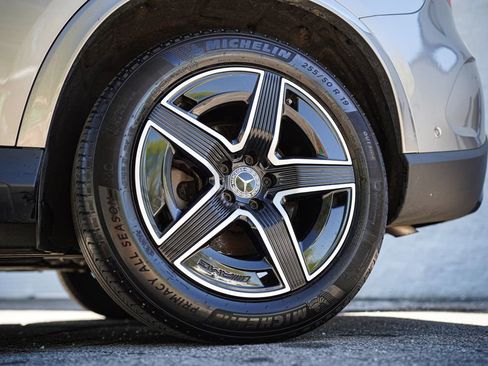 Used 2024 Mercedes-Benz GLC 300 4MATIC w/ AMG Line image 19