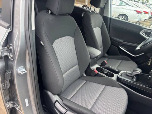 Used 2025 Kia Soul LX w/ LX Technology Package FWD image 34