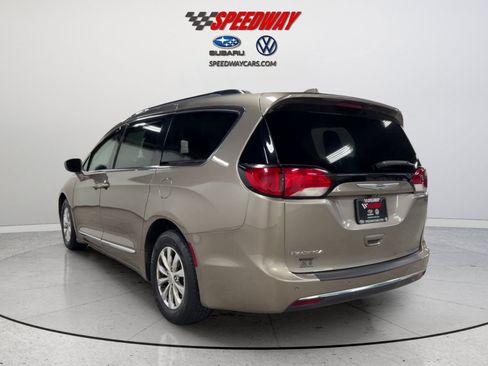 Used 2018 Chrysler Pacifica Touring-L FWD image 8