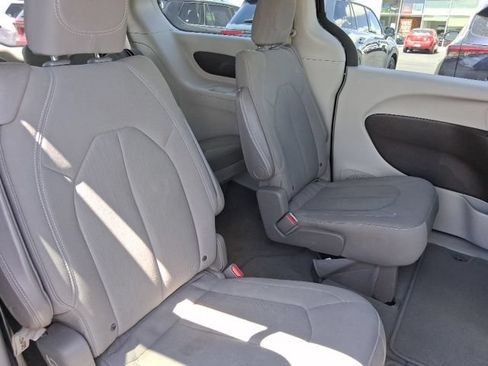 Used 2017 Chrysler Pacifica Touring FWD image 8