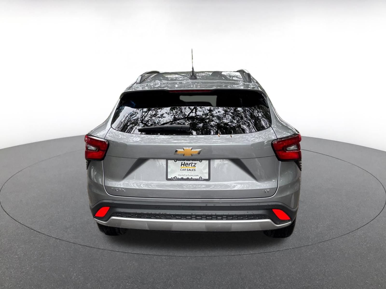 Used 2025 Chevrolet Trax LT FWD image 9