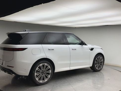 New 2026 Land Rover Range Rover Sport Dynamic SE image 2