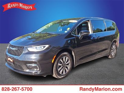Used 2024 Chrysler Pacifica Select