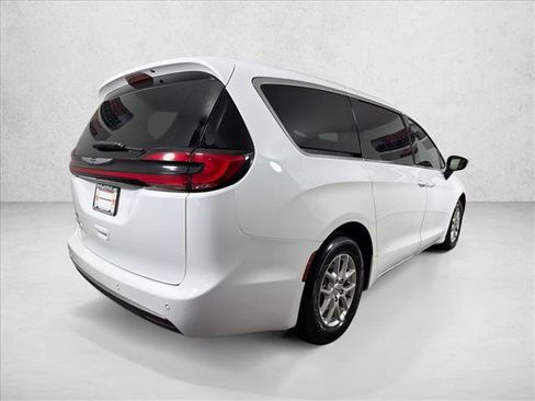 Used 2024 Chrysler Pacifica Touring-L FWD image 3