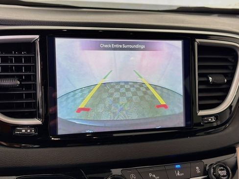Used 2023 Chrysler Pacifica Touring-L FWD image 18