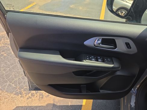 Certified 2025 Chrysler Pacifica Limited FWD image 6