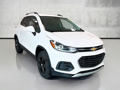 Certified 2022 Chevrolet Trax LT w/ LT Convenience Package image 3