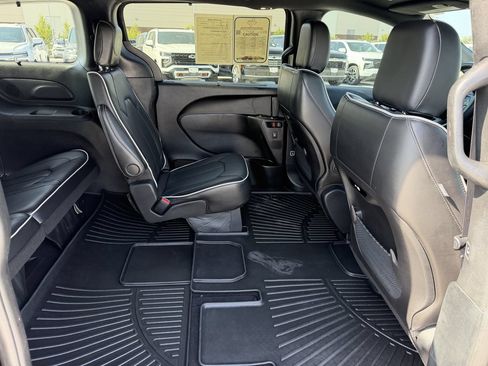 Used 2025 Chrysler Pacifica Limited FWD image 27