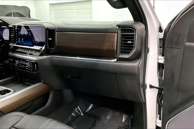 Used 2024 Chevrolet Silverado 2500 High Country w/ Technology Package AWD/4WD image 17