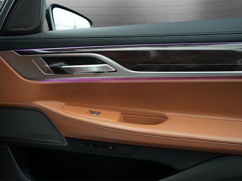 Used 2022 BMW 745e xDrive w/ M Sport Package image 33