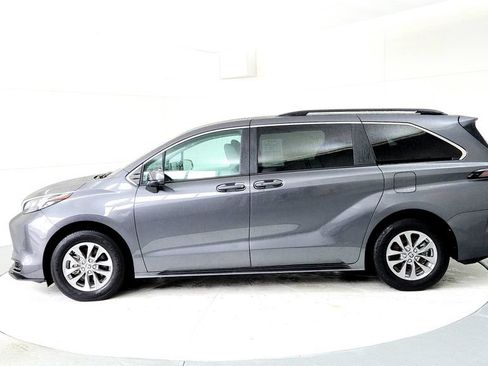 Used 2025 Toyota Sienna LE AWD/4WD image 3