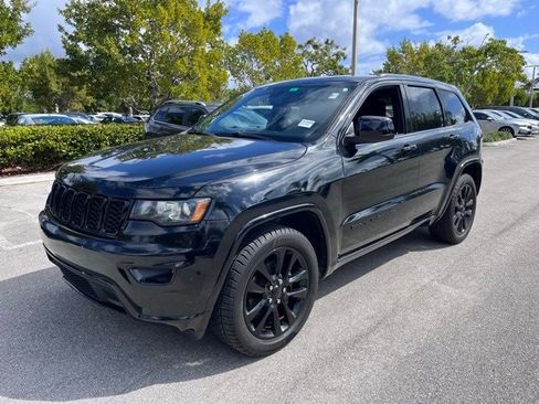 Used 2019 Jeep Grand Cherokee Altitude image 2
