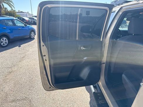 Used 2018 Toyota Tacoma TRD Off-Road AWD/4WD image 19