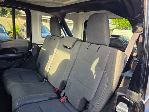 Used 2024 Jeep Wrangler Unlimited Sahara AWD/4WD image 17
