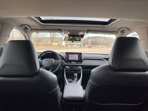 Used 2020 Toyota RAV4 XLE Premium image 10