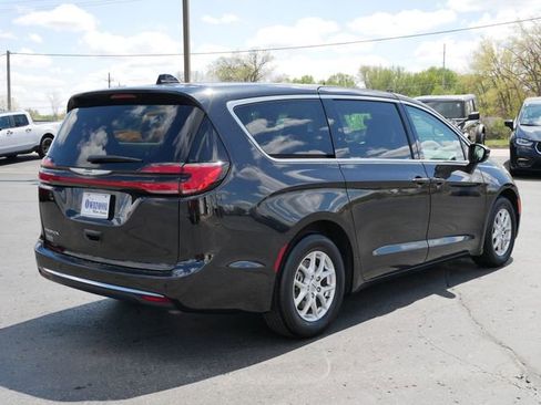 Used 2023 Chrysler Pacifica Touring-L FWD image 4