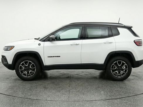 Used 2025 Jeep Compass Trailhawk AWD/4WD image 5