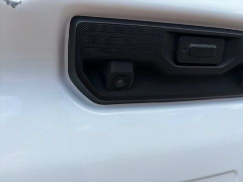 Used 2022 Chevrolet Silverado 2500 Custom w/ Custom Value Package AWD/4WD image 15