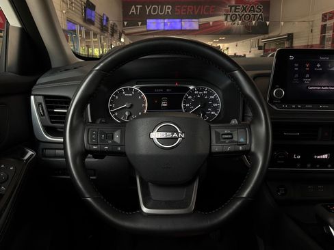 Used 2025 Nissan Rogue SV FWD image 32