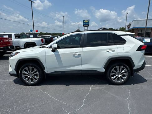 Used 2022 Toyota RAV4 XLE Premium FWD image 9