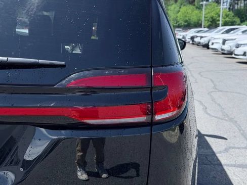 Used 2025 Chrysler Pacifica Select FWD image 7