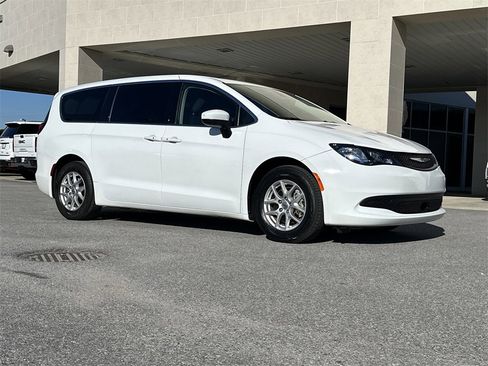 Used 2022 Chrysler Voyager LX image 10