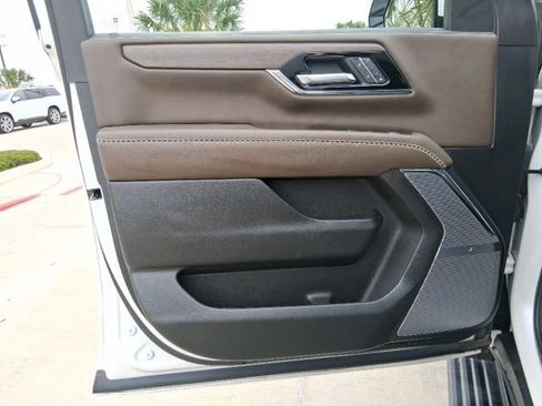 Used 2025 GMC Yukon Denali Ultimate AWD/4WD image 18