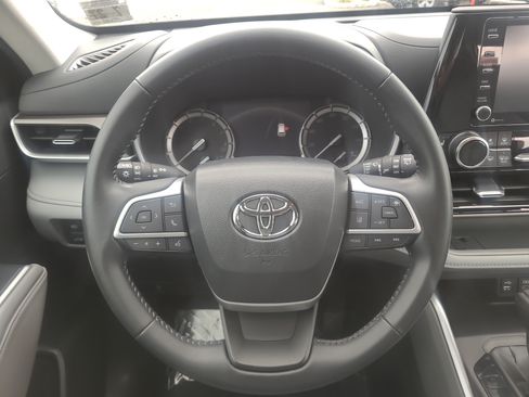 Used 2022 Toyota Highlander XLE AWD/4WD image 22